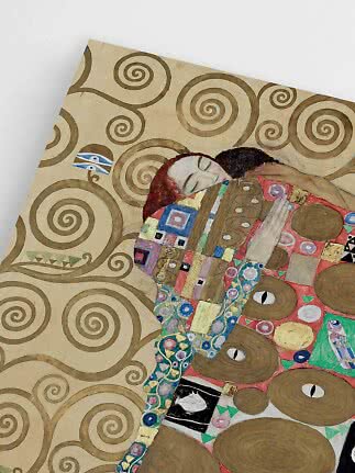 Detalj av en Klimt-målning med omfamnande par, gyllene spiraler och färgstarka mönster