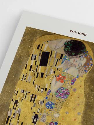 Poster med Gustav Klimts "The Kiss", ett omfamnande par i gyllene mönster på vit bakgrund