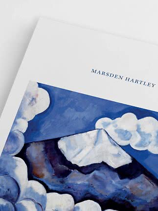 Lámina artística con obra de Marsden Hartley de montaña blanca y nubes en tonos azules