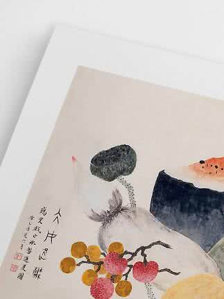 Närbild av konsttryck med asiatisk målning av frukt, lotusfrökapsel och kalligrafi