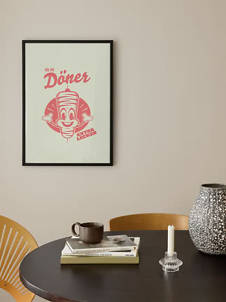 Affiche encadrée avec dessin rose de döner et texte allemand sur fond clair.