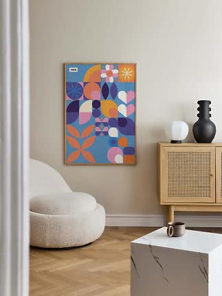 Farverig abstrakt plakat med geometriske blomster og hjerter i træramme på beige væg