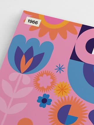 Färgstarkt blommönster i rosa, blått, orange och lila med liten etikett med 1966