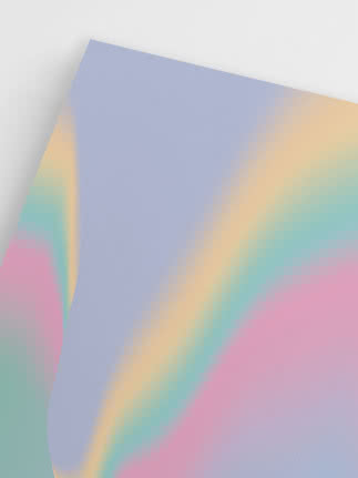 Abstraktes Bild mit gebogenem weißem Blatt und sanften Regenbogenreflexen