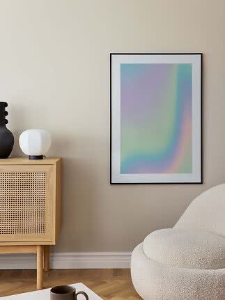 Gerahmtes abstraktes Poster in Pastelltönen an beigefarbener Wand im modernen Wohnzimmer
