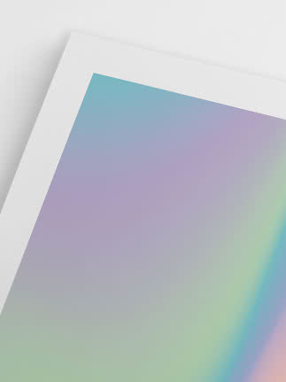Nahaufnahme eines Posters mit sanftem pastellfarbenem Regenbogenverlauf und weißem Rand