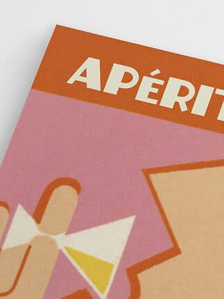 Nahaufnahme eines bunten Posters mit dem Schriftzug „APÉRITIF“ und illustrierten Gläsern