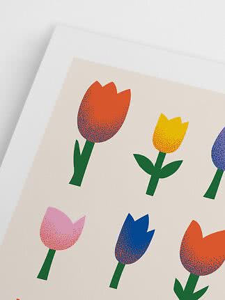 Poster colorato con tulipani stilizzati arancioni, gialli, rosa e blu su sfondo chiaro