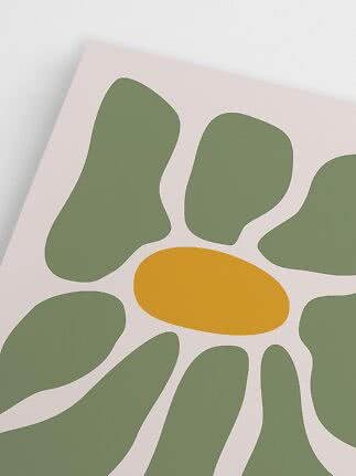 Affiche florale abstraite avec pétales verts et centre jaune sur fond rose clair