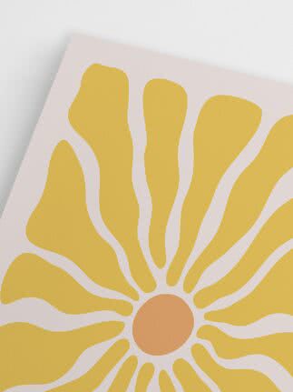 Abstrakt plakat med stor gul blomst og orange midte på lys baggrund