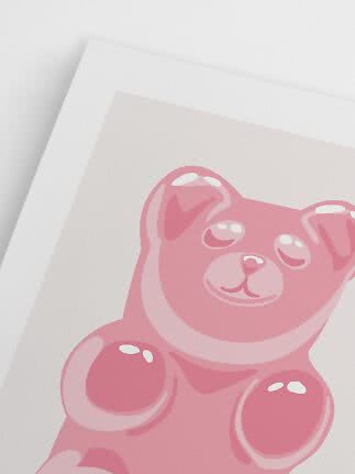 Primo piano di un poster con orsacchiotto rosa su sfondo chiaro