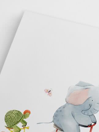 Illustration af blå elefant og grøn skildpadde på cykler med en sommerfugl på hvid baggrund