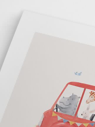 To kunstprint med dyr i en rød bil på hvid baggrund
