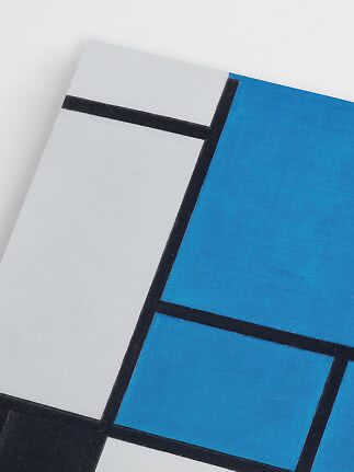 Abstrakt geometrisk konst med blå och vita fält åtskilda av svarta linjer