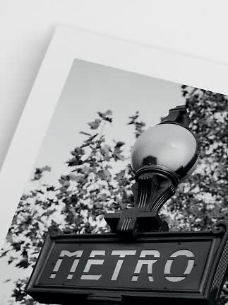 Schwarz-Weiß-Print mit Vintage-Metroschild, runder Straßenlampe und Bäumen