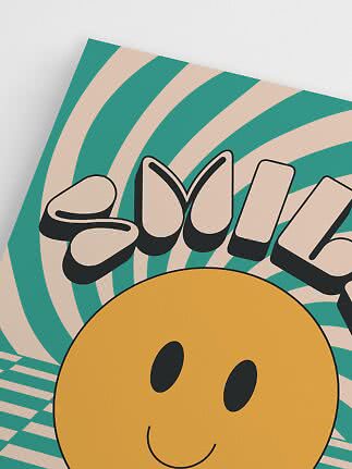 Poster con faccina sorridente gialla e scritta "smile" su sfondo a righe verde e crema