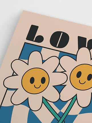 Färgglad poster med leende blommor och ordet "Love" mot ljus bakgrund