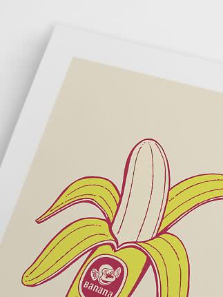 Nahaufnahme eines Posters mit illustrierter gelber Banane auf hellem Hintergrund