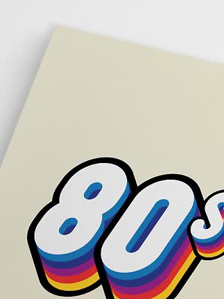 Primo piano di un poster con scritta “80’s” in lettere bubble bianche con ombre arcobaleno