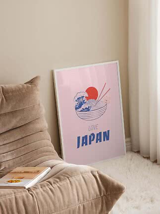 Rosafarbenes gerahmtes Poster mit Ramen-Motiv und Schriftzug „Love Japan“, an die Wand gelehnt