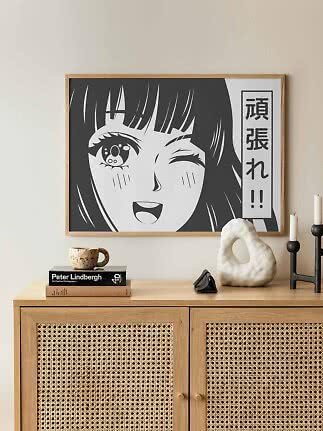 Ingelijste zwart-wit poster van een knipogend manga-meisje boven een houten kast