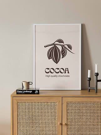 Gerahmtes Kakao-Poster mit Kakaoschote und Schriftzug auf einem Holzschrank