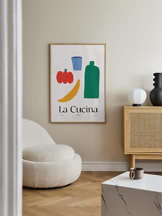 Gerahmtes La Cucina Poster mit bunten Küchenmotiven an einer beigen Wohnzimmerwand