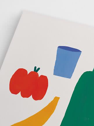 Abstraktes Poster mit roter Frucht, gelber Banane, blauem Glas und grüner Form auf Weiß