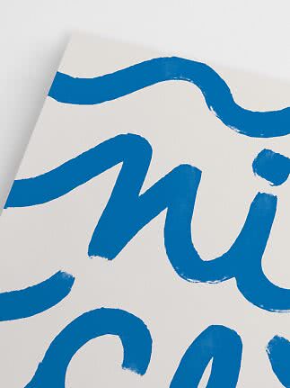 Weißes Poster mit abstrakten blauen Pinselstrichen und welligen Formen