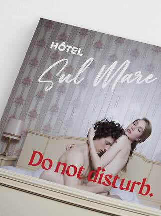 Poster reading "HÔTEL Sul Mare" and "Do not disturb", showing a couple in bed in a hotel room