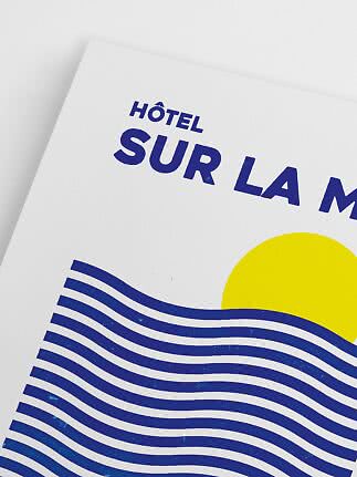 Plakat med teksten "Hôtel Sur La M" samt blå bølger og en gul sol på hvid baggrund