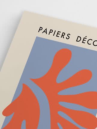 Nærbillede af kunstplakat med orange bladmotiv på lyseblå baggrund og teksten "PAPIERS DÉCO"