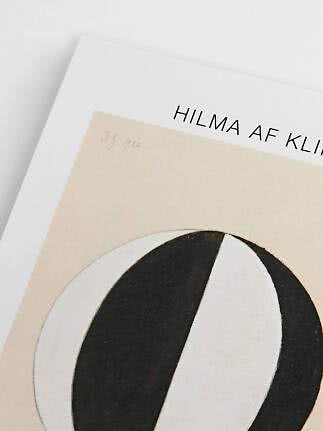 Nærbillede af kunstplakat af Hilma af Klint med sort-hvidt abstrakt motiv