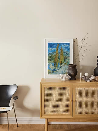 Indrammet Van Gogh-plakat på egetræsskænk med flettede låger og dekorativ vase