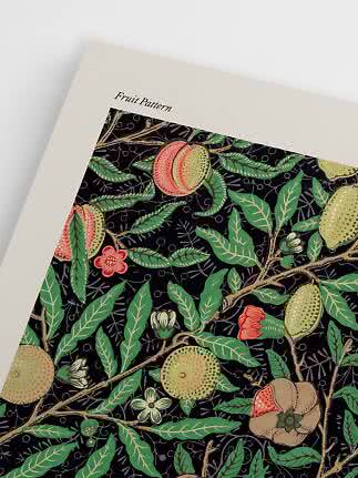 Kunsttryk med frugtmønster, grønne blade og blomster på sort baggrund