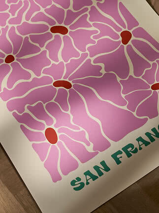 Affiche avec fleurs roses abstraites et centres rouges sur fond crème, texte partiel SAN FRAN