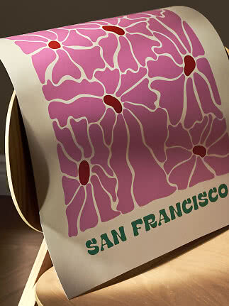 Affiche à fleurs roses abstraites avec le texte San Francisco sur une chaise en bois