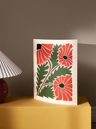 Póster con flores rojas estilizadas y hojas verdes sobre una mesa amarilla