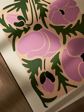 Póster floral abstracto con flores moradas y hojas verde oscuro sobre fondo beige