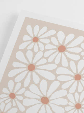 Plakat med hvide margueritlignende blomster og terrakottafarvede midter på beige baggrund