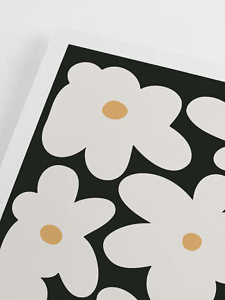 Affiche florale abstraite avec fleurs blanches et cœurs jaunes sur fond noir