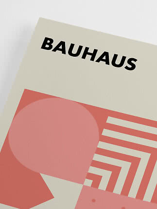 Bauhaus-plakat med abstrakte rosa og koralfarvede geometriske former på cremefarvet baggrund