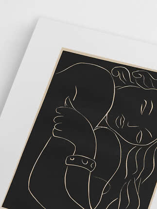 Primo piano di poster astratto con disegno a linee beige di due volti su sfondo nero