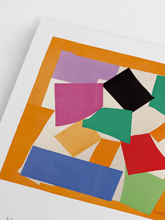 Abstrakt kunsttryk med farvede geometriske former og orange ramme på hvid baggrund
