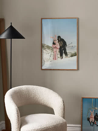 Poster incorniciato a parete con coniglio e gorilla sugli sci in un paesaggio innevato