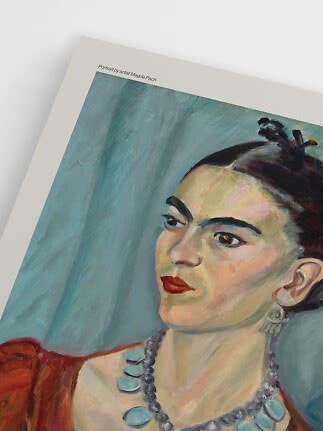 Trykt portrætmaleri af Frida Kahlo med blå baggrund, røde læber og turkise smykker