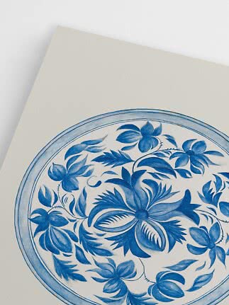 Nahaufnahme eines blau-weißen Tellers mit Blumenmuster