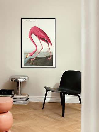 Indrammet plakat med pink flamingo på cremefarvet væg i moderne stue