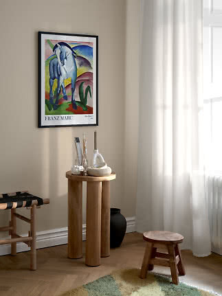 Indrammet Franz Marc-plakat med blå hest på beige væg i lyst hjørne
