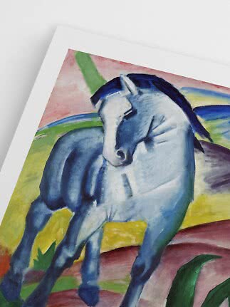Kunsttryk med ekspressivt maleri af blå hest i farverigt landskab